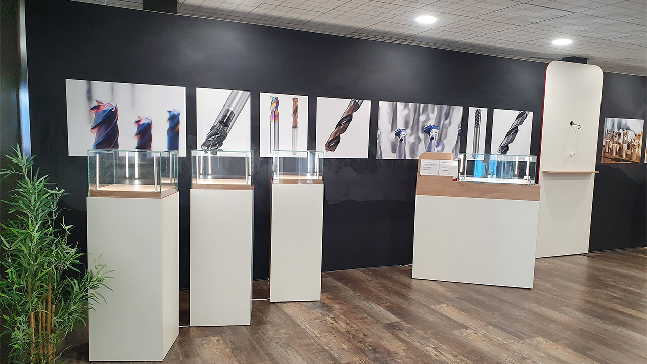 c2j-agencement-sur-mesure-aop-showroom-accueil-decolletage